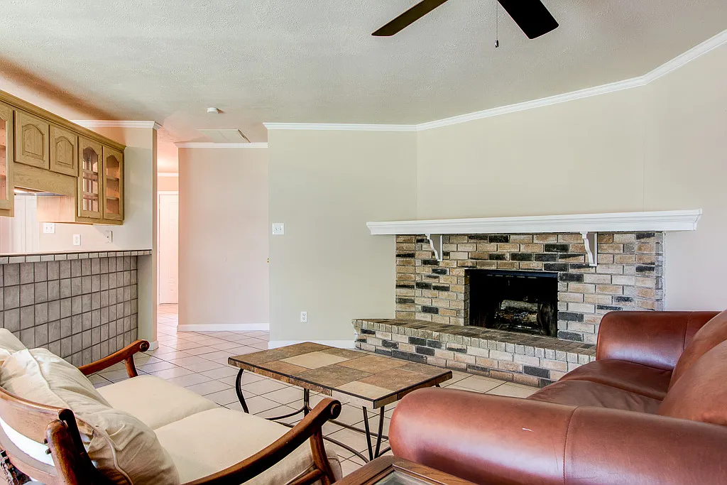 3 bed, 1347 sqft, $1,995 — Photo 1