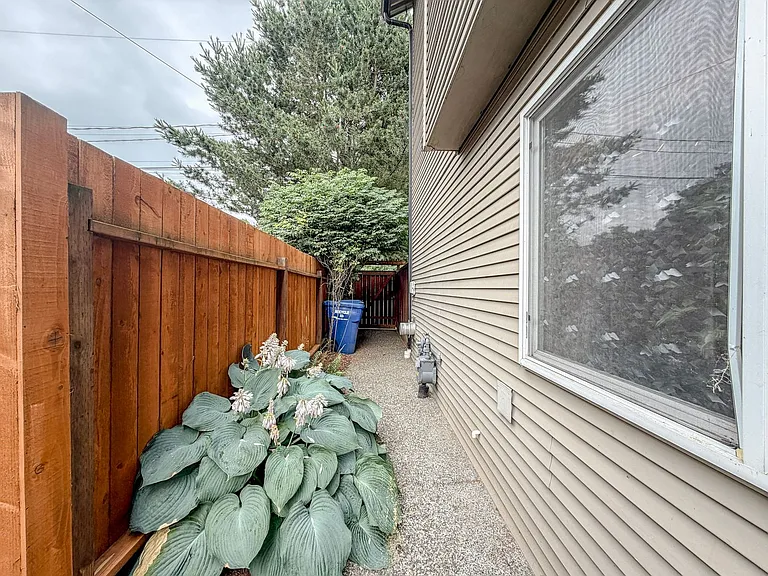 10319 Midvale Ave N #A — Photo 22