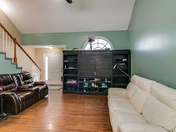 3rd image of 417 Piney Dr