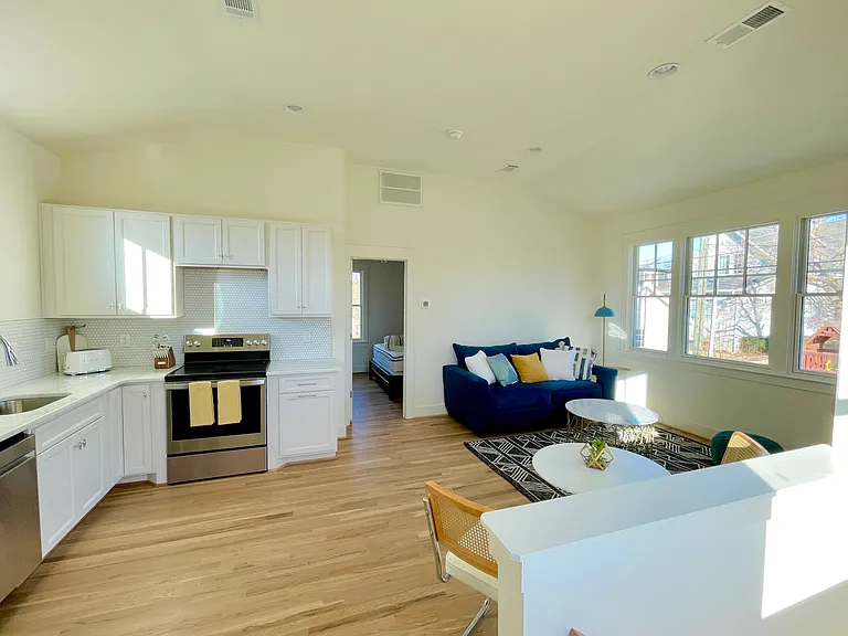 910 Montrose Ave #B — Photo 8