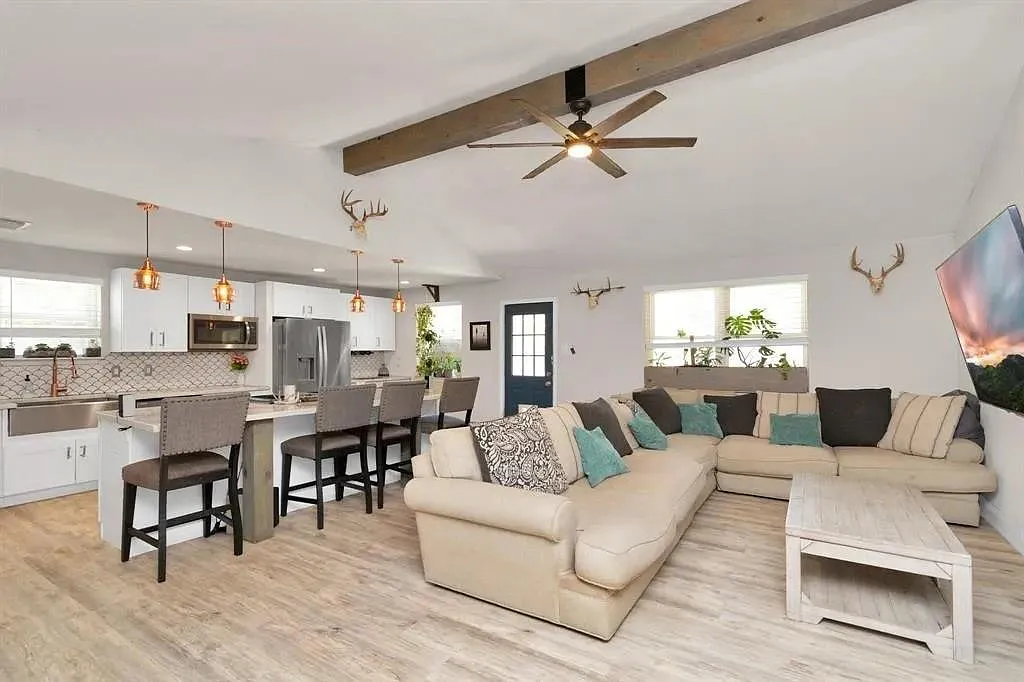 3 bed, 2.0 bath, 1644 sqft, $2,200 — Photo 4