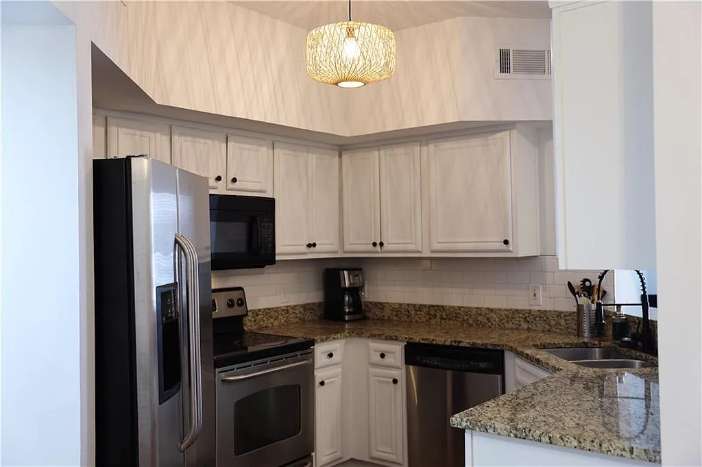 1 bed, 1.0 bath, 823 sqft, $1,800 — Photo 2