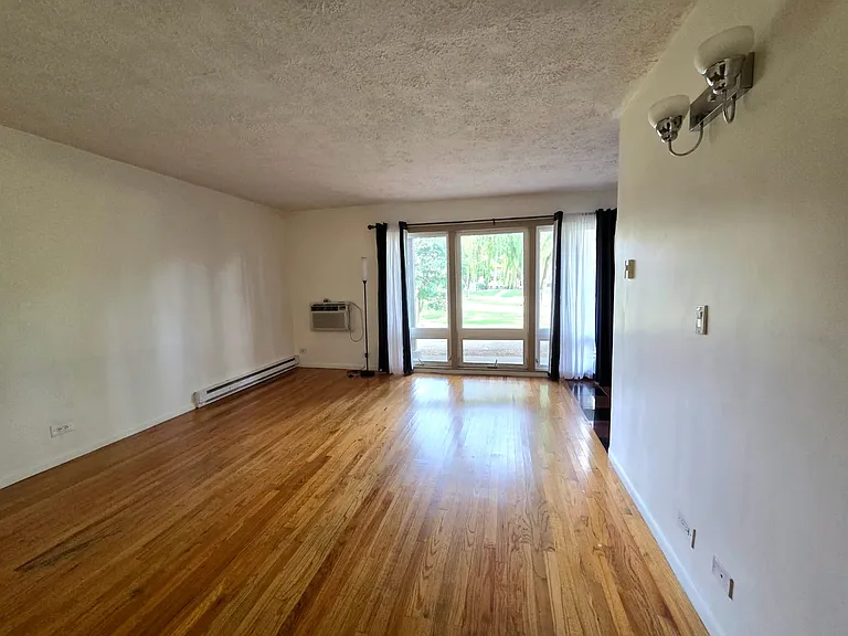 2205 Arbor Cir #8 — Photo 2