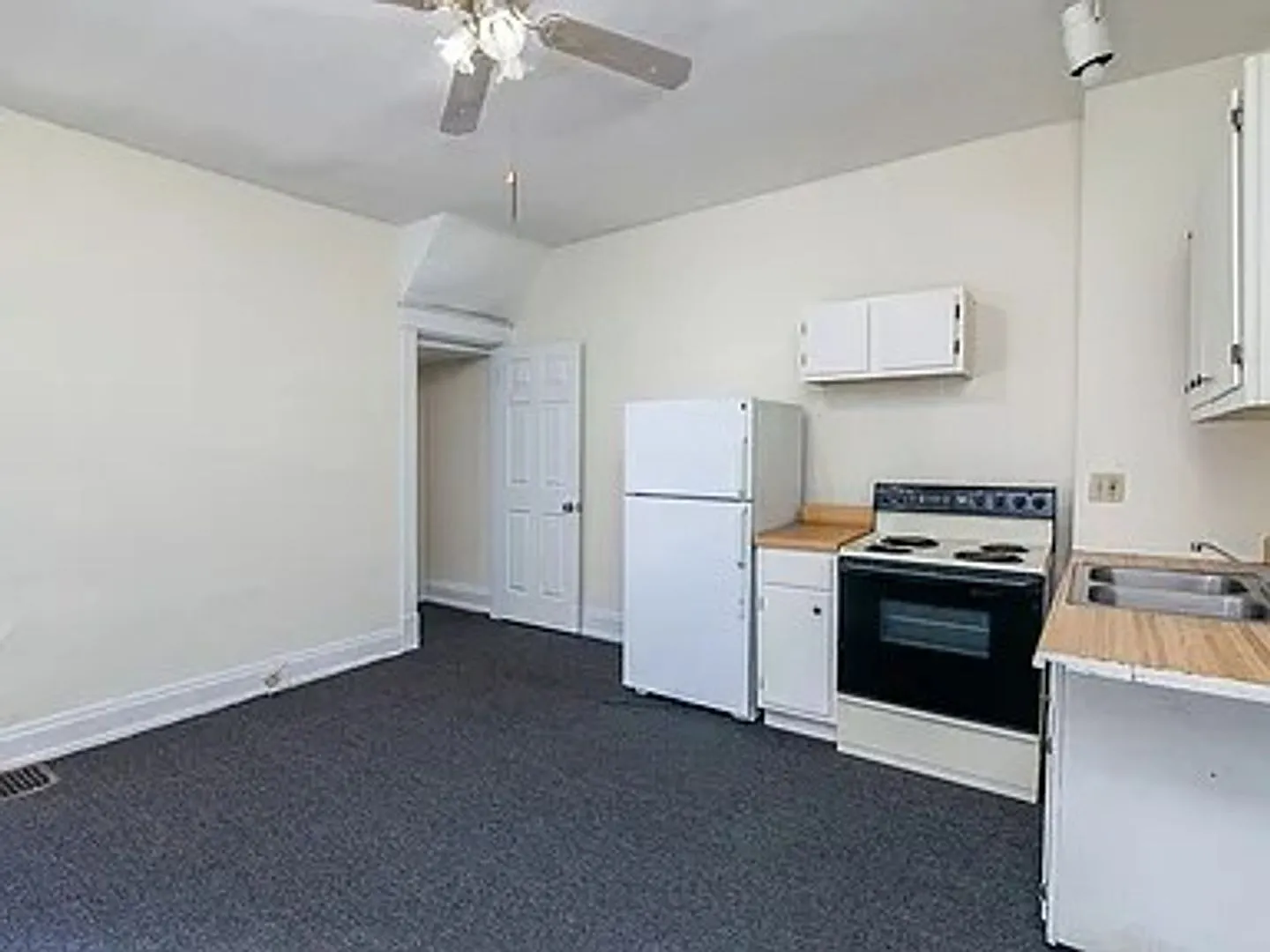 4 bed, 1.0 bath, 2000 sqft, $1,899 — Photo 2