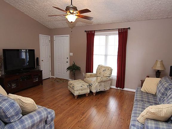 Huge living room w/high ceilings