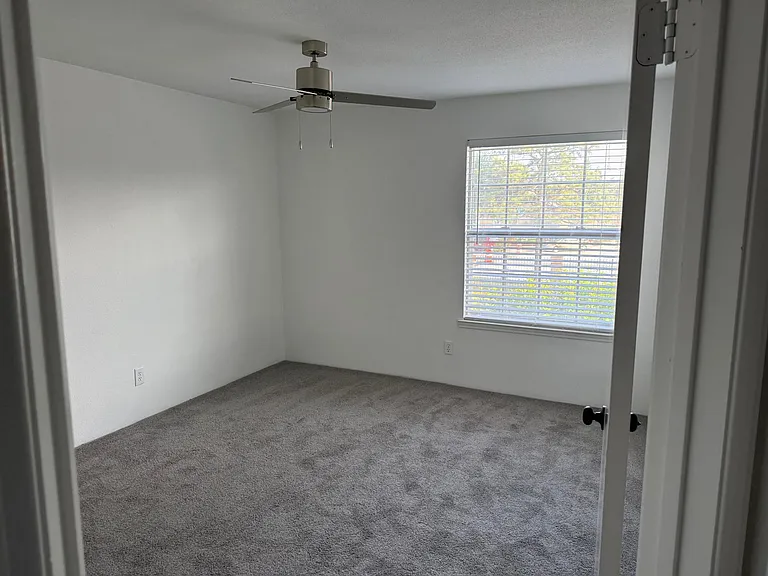 8243 Creekbend Dr #8243 — Photo 11