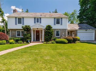 11 Neylon Ct, Rockville Centre, NY 11570