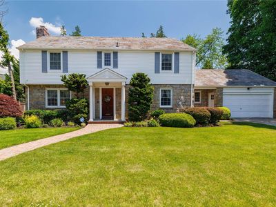 11 Neylon Court, Rockville Centre, NY, 11570
