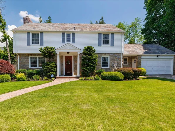 11 Neylon Court, Rockville Centre, NY 11570