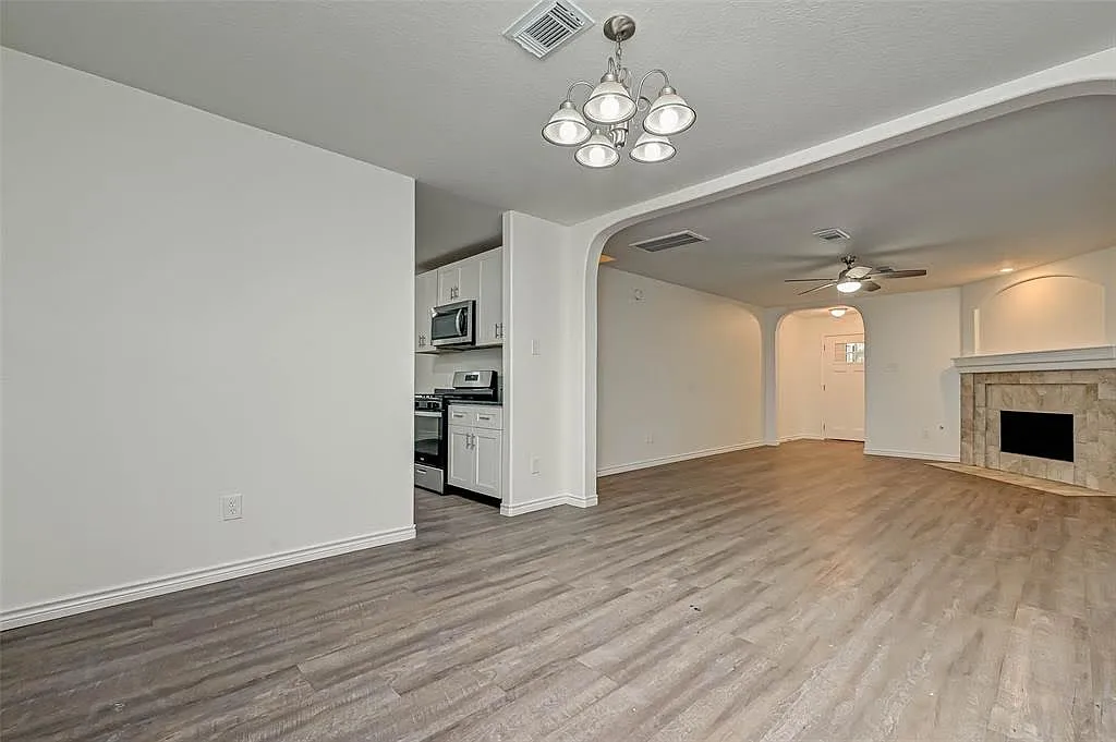 3 bed, 2.5 bath, 1996 sqft, $1,730 — Photo 3