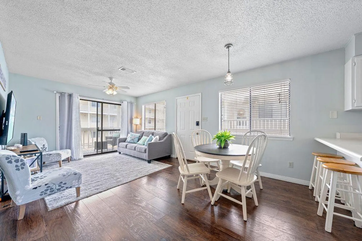 2 bed, 2.0 bath, 871 sqft, $2,850 — Photo 2