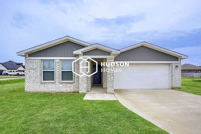 3 bed, 2.0 bath, 1298 sqft, $1,399 — Photo 1