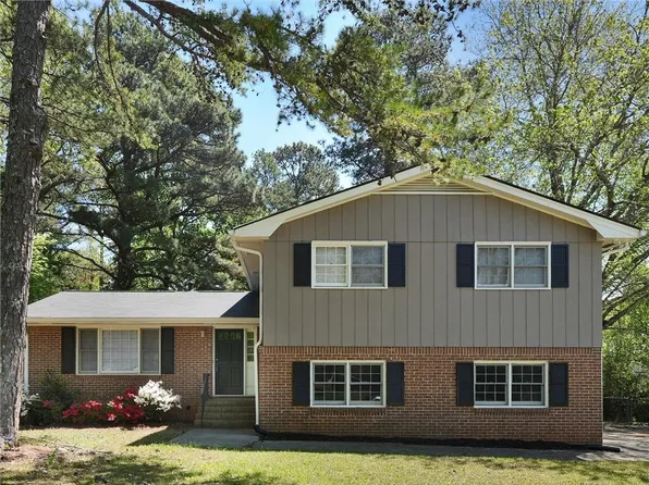 5470 Chanterella Ct SW, Lilburn, GA 30047