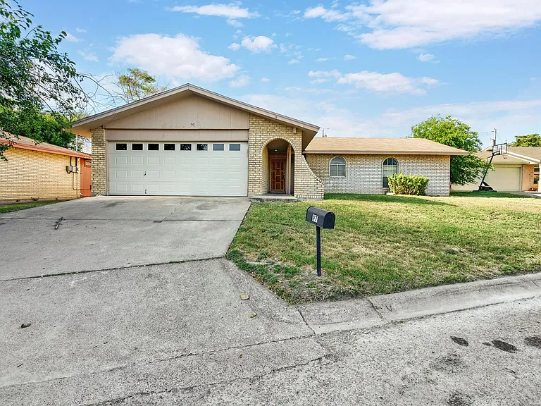 97 Michelle Dr — Photo 2