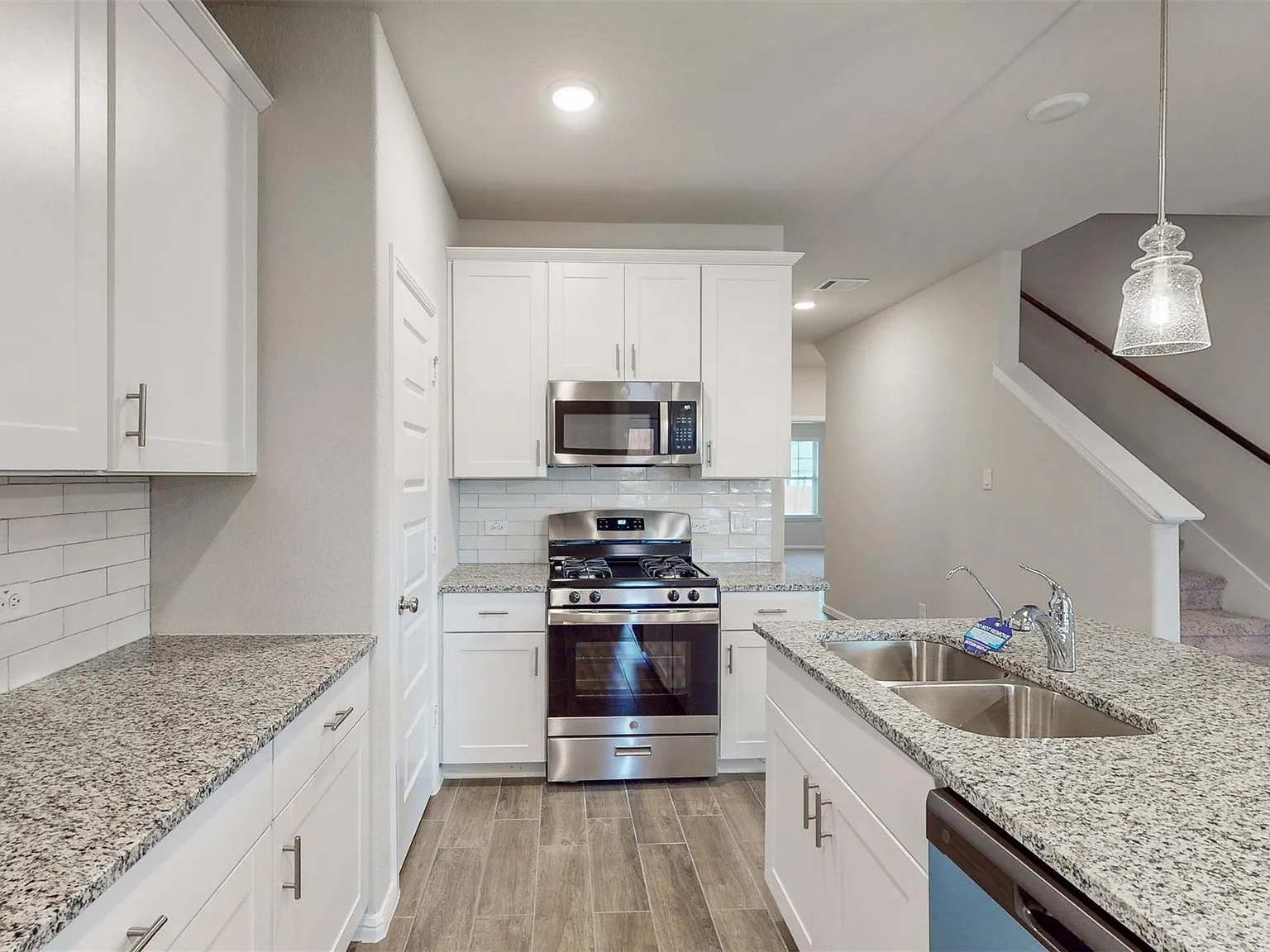 5 bed, 2711 sqft, $2,700 — Photo 3