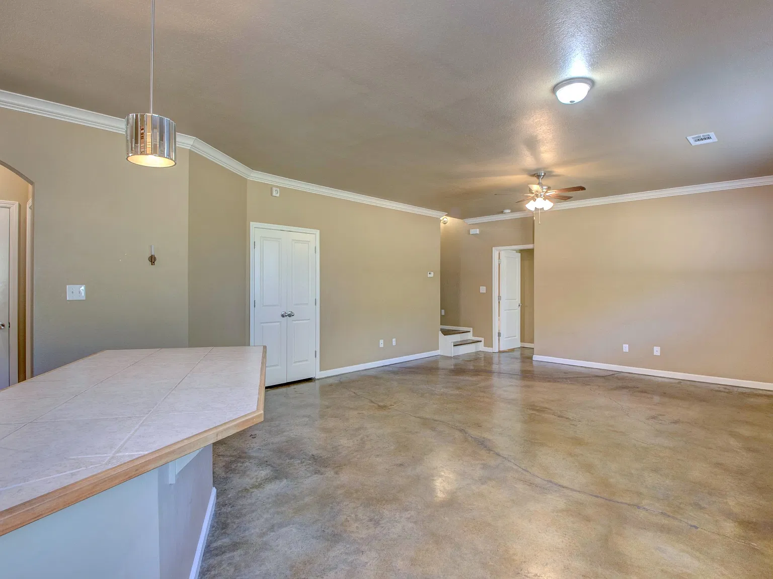 151 Lake Point Cv — Photo 2