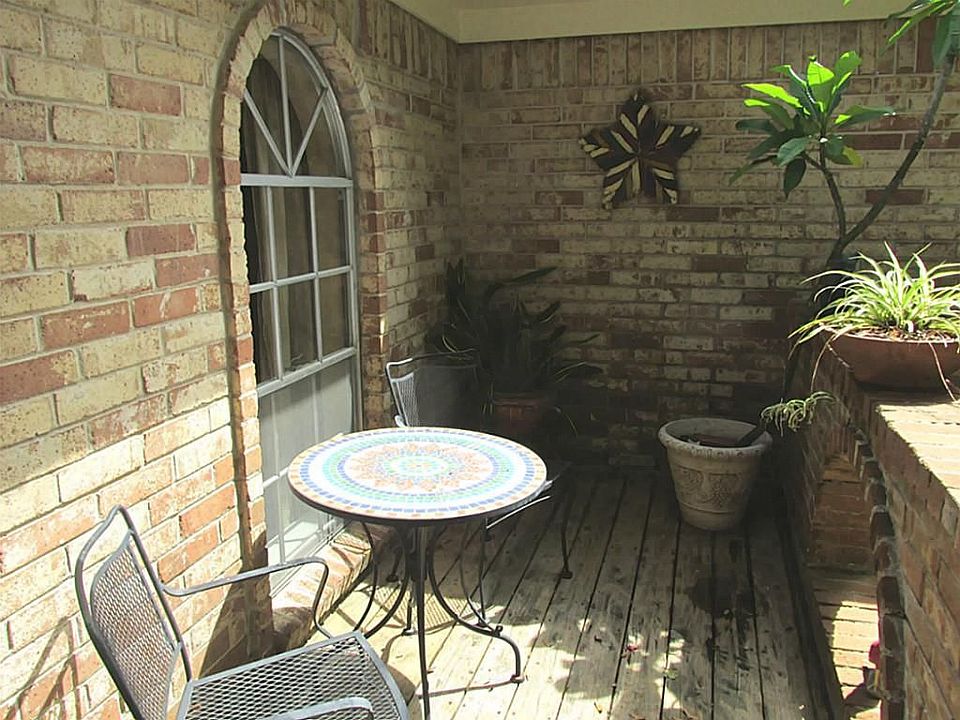 QUAINT AND INVITING, FRONT PORCH