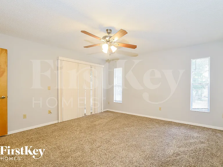 913 Sylvia Dr — Photo 7