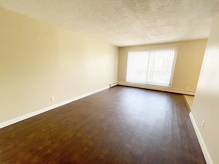 10120 Manning Ave — Photo 12