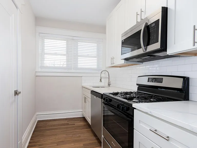7389 Maple Ave — Photo 4