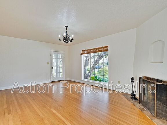 4th image of 1069 Willow Glen Way