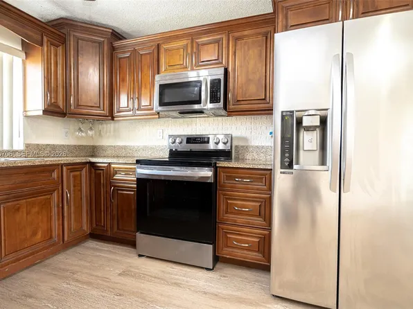2740 W 62nd Pl APT 201, Hialeah, FL 33016