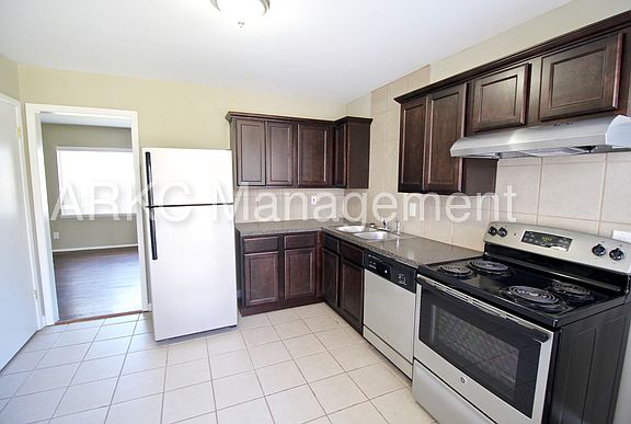 3rd image of 8809 Flora Ave