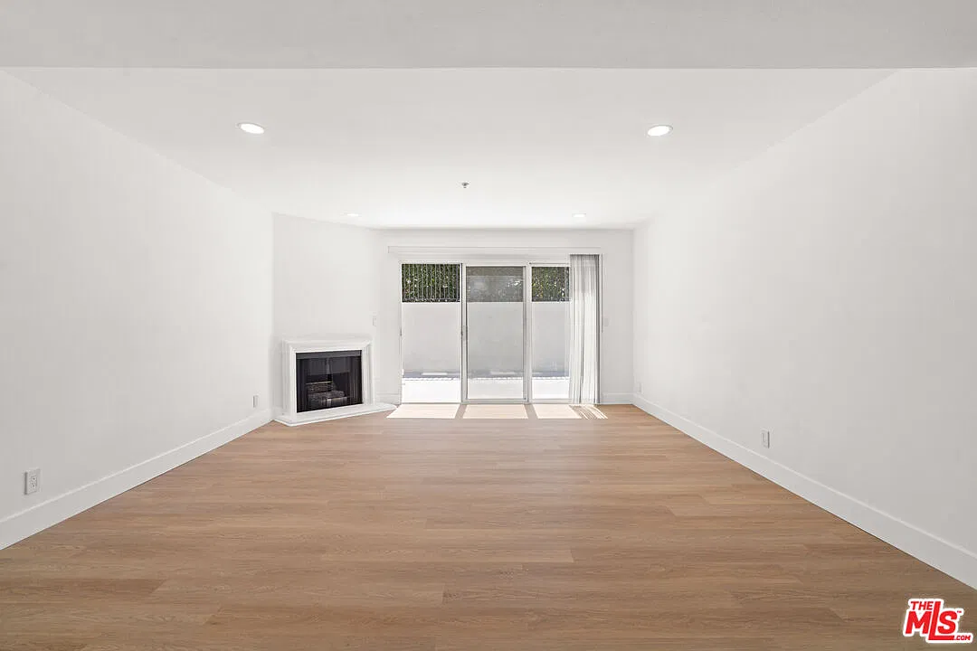 2 bed, 2.0 bath, 1100 sqft, $4,865 — Photo 4