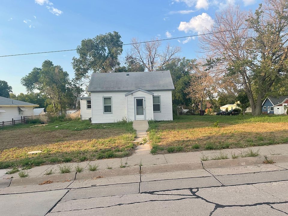 1st image of 221 5th Ave W