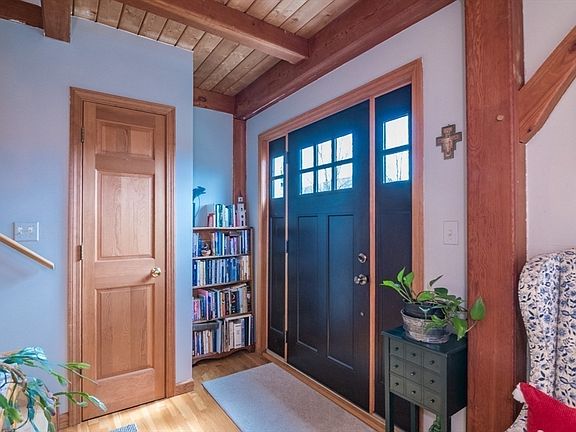 3rd image of 10 Hidden Pond Ln