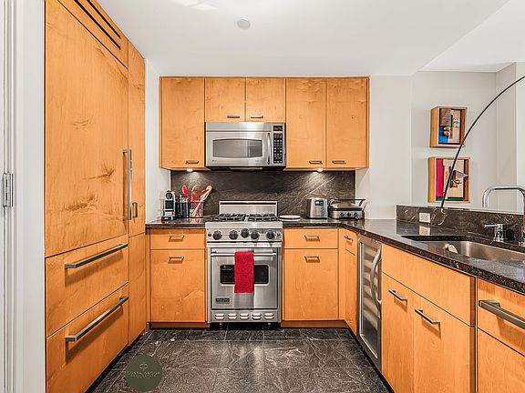 4th image of 100 W 58th St APT 8F