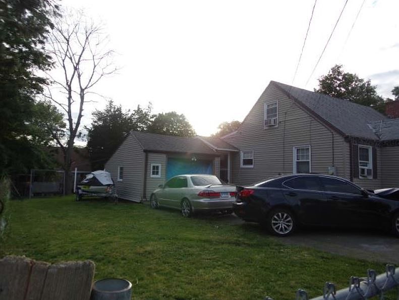 2nd image of 43 Giddings St