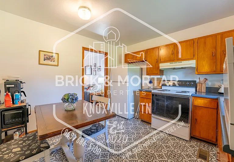2407 Holbrook Dr — Photo 9