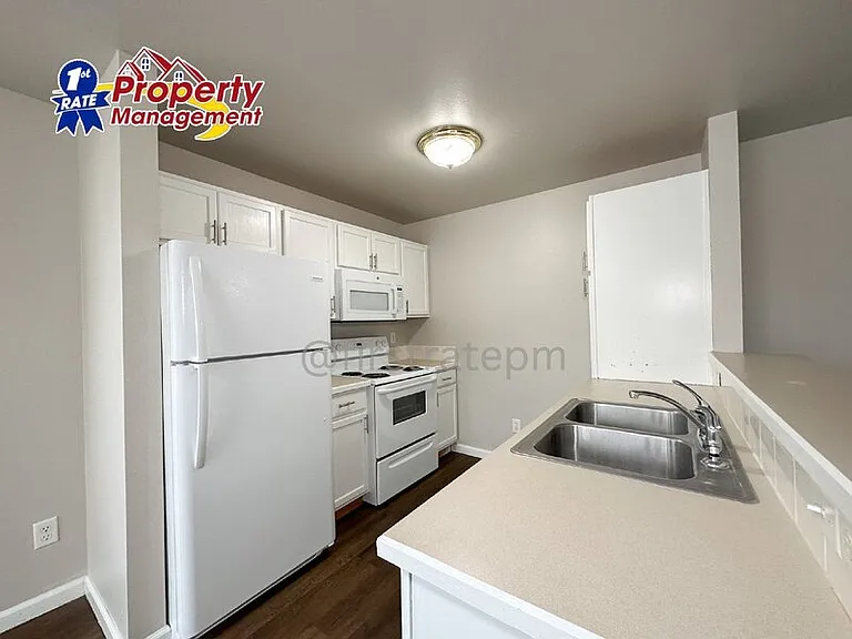 10122 W Garverdale Ln #202 — Photo 6
