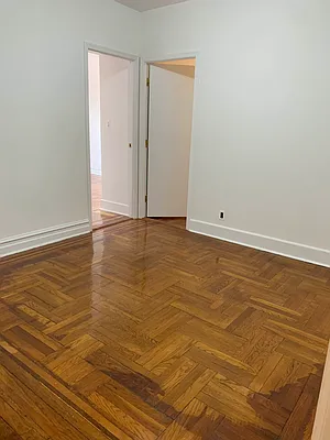 Rented by M.Grossman R.E. Management | media 21