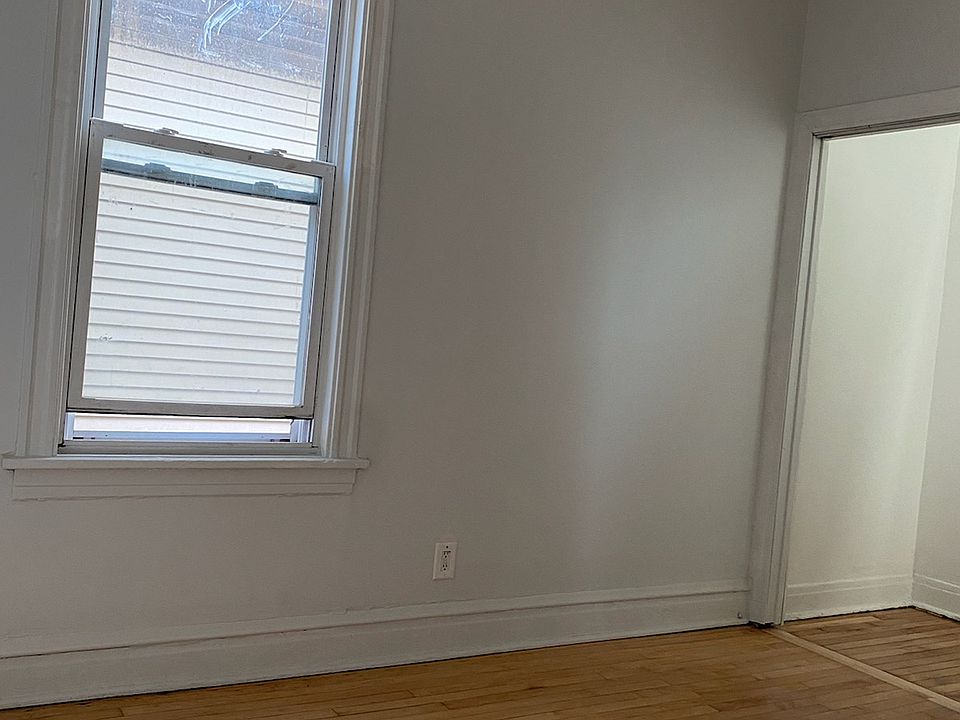 Bedroom w/closet