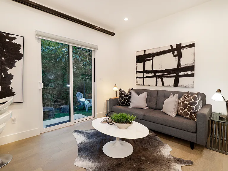 15122 Morrison St — Photo 31