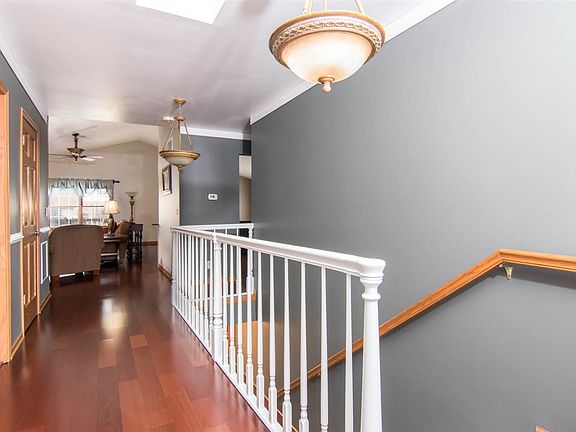 4th image of 15632 Oakview Ln
