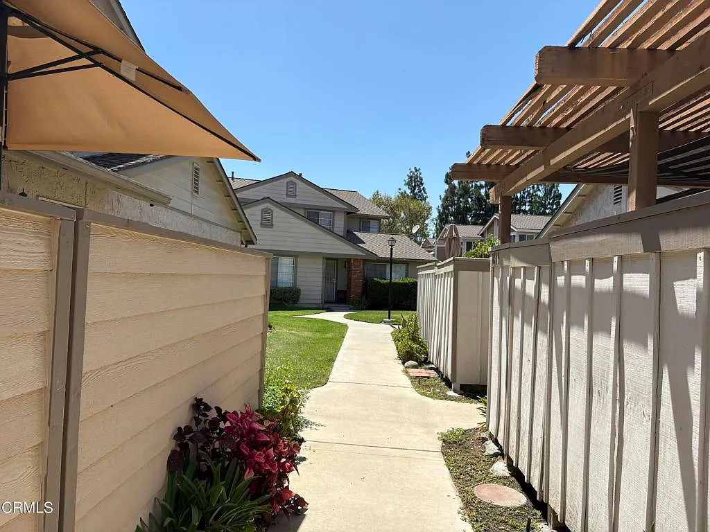3 bed, 2.0 bath, 1084 sqft, $3,000 — Photo 2