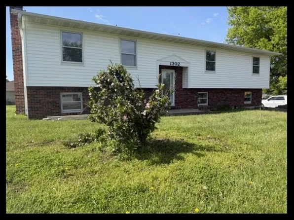 1302 Redbud Dr, Macon, MO 63552