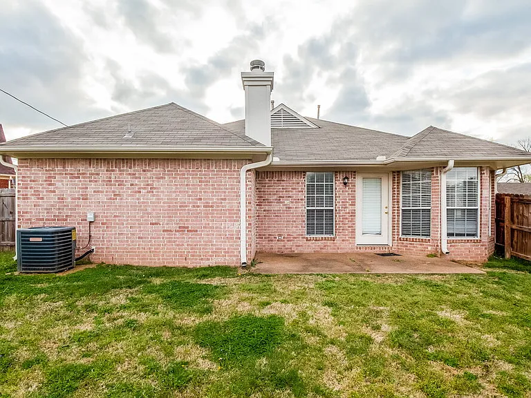 3920 Paramount Cv — Photo 16