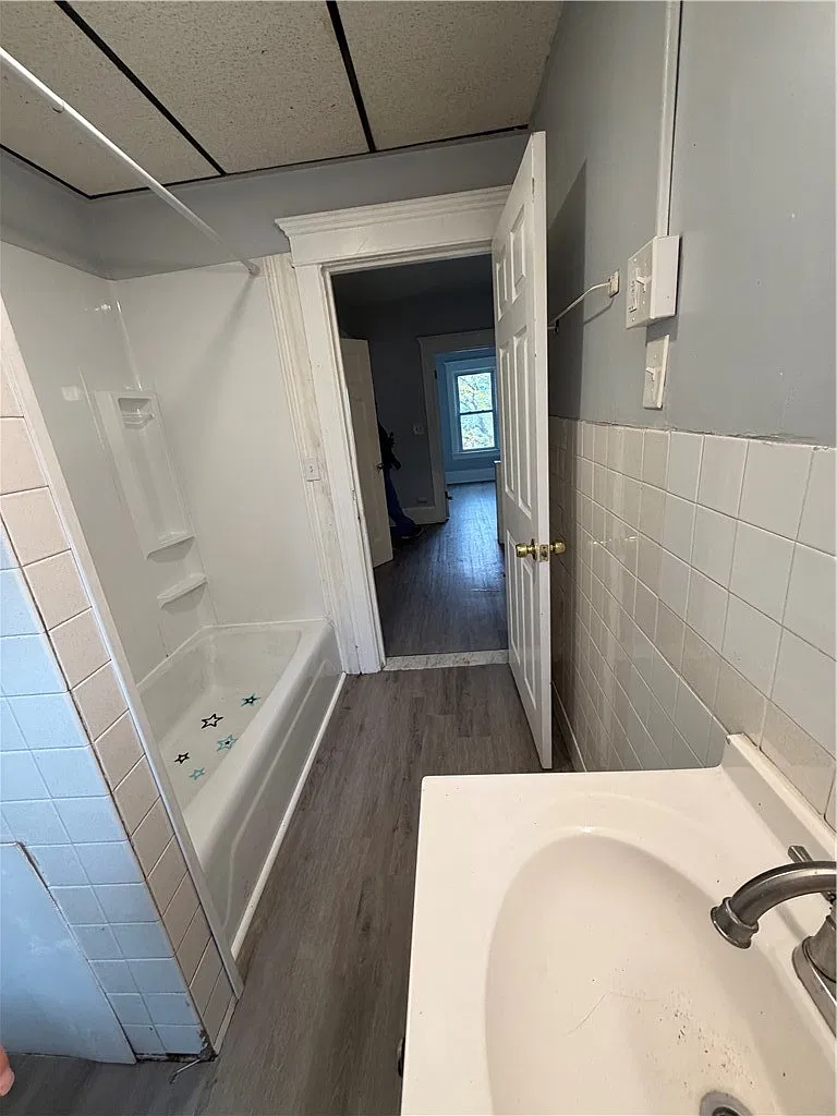 3 bed, 1.0 bath, 7056 sqft, $1,400 — Photo 4