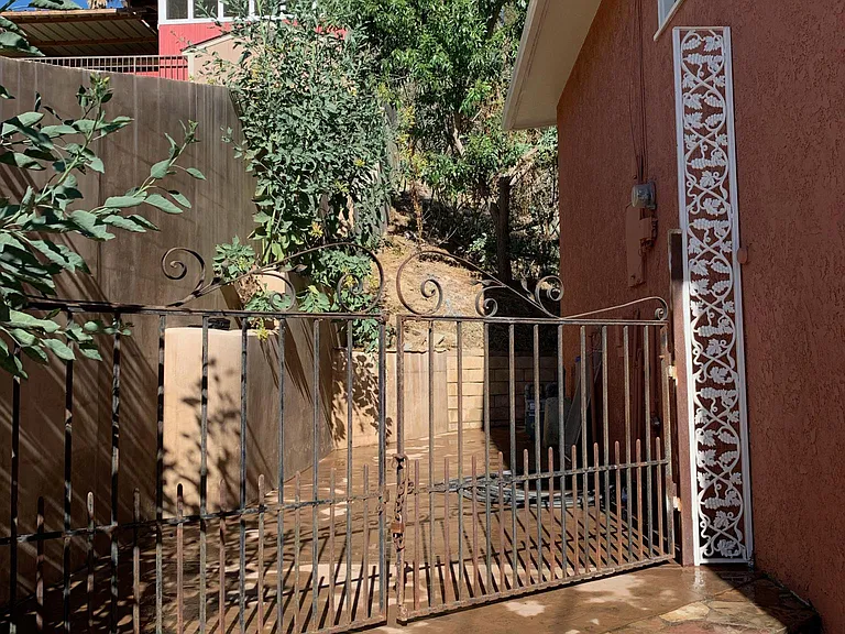 Side gate entrance into backyard