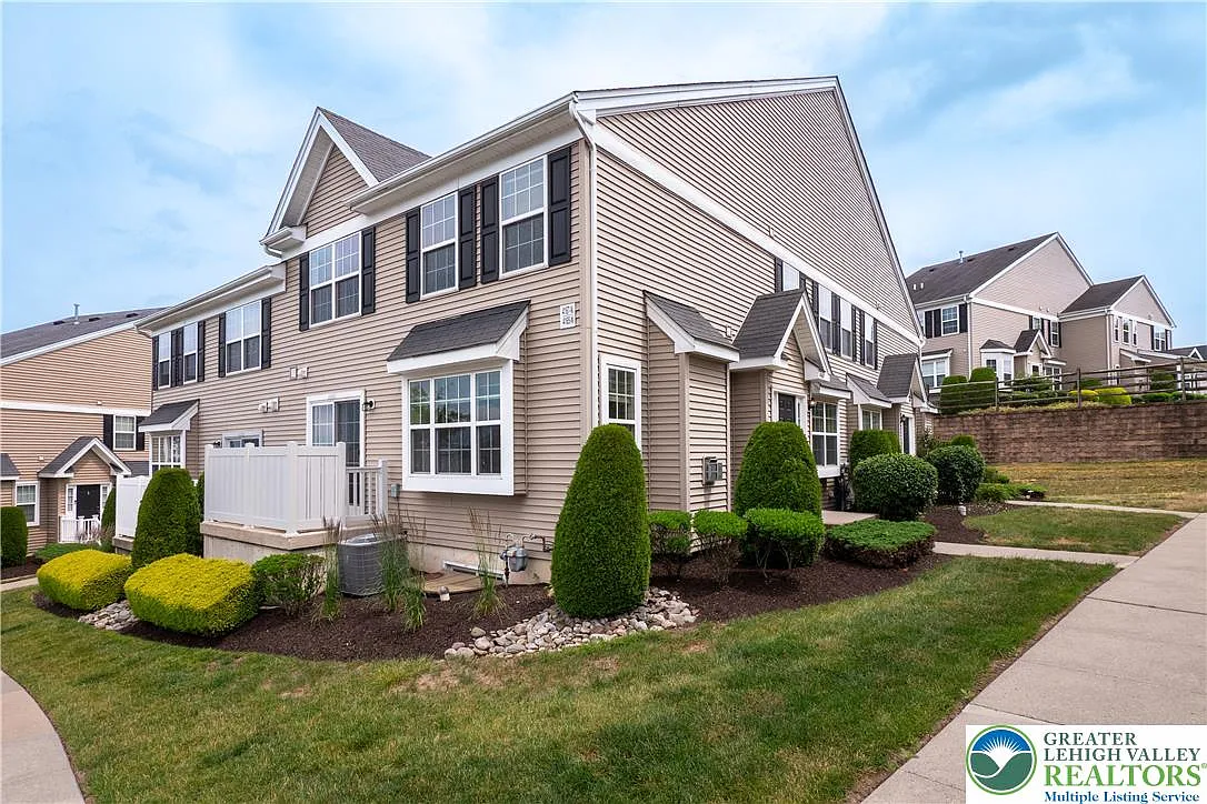 3 bed, 2.5 bath, 1730 sqft, $2,600 — Photo 2