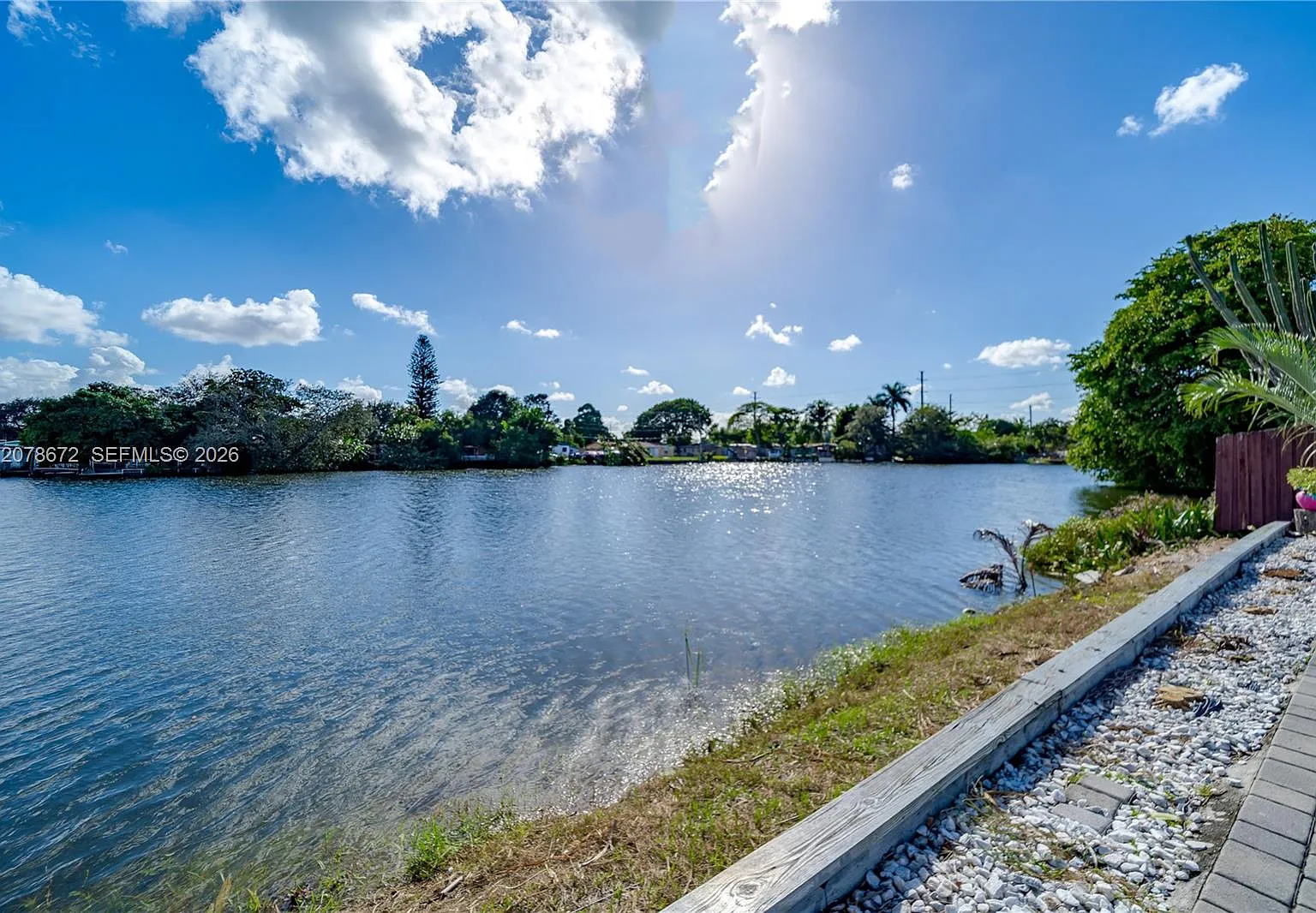 3 bed, 2.0 bath, 1300 sqft, $3,995 — Photo 2