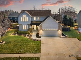 932 Foxpointe Dr, Sycamore, IL 60178