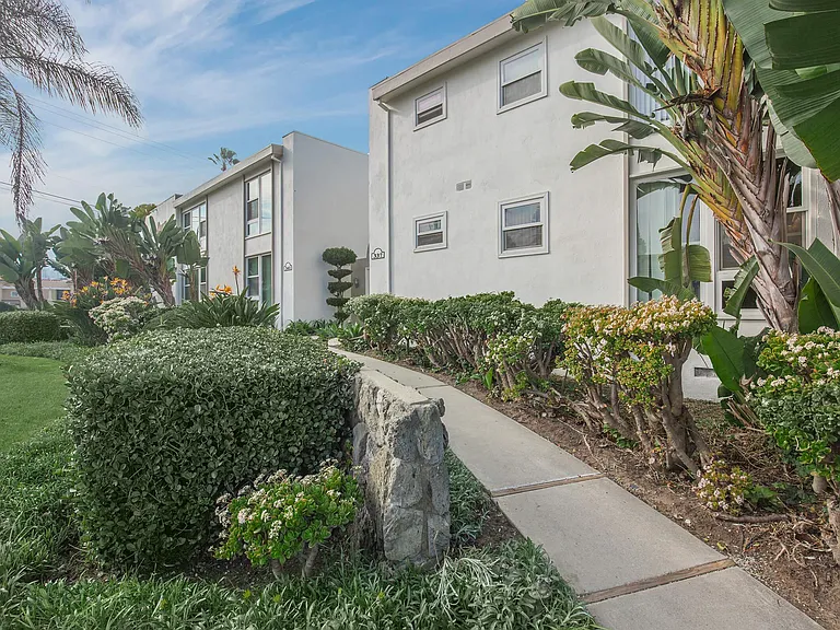 Sea Breeze Beach Apartments — Photo 6