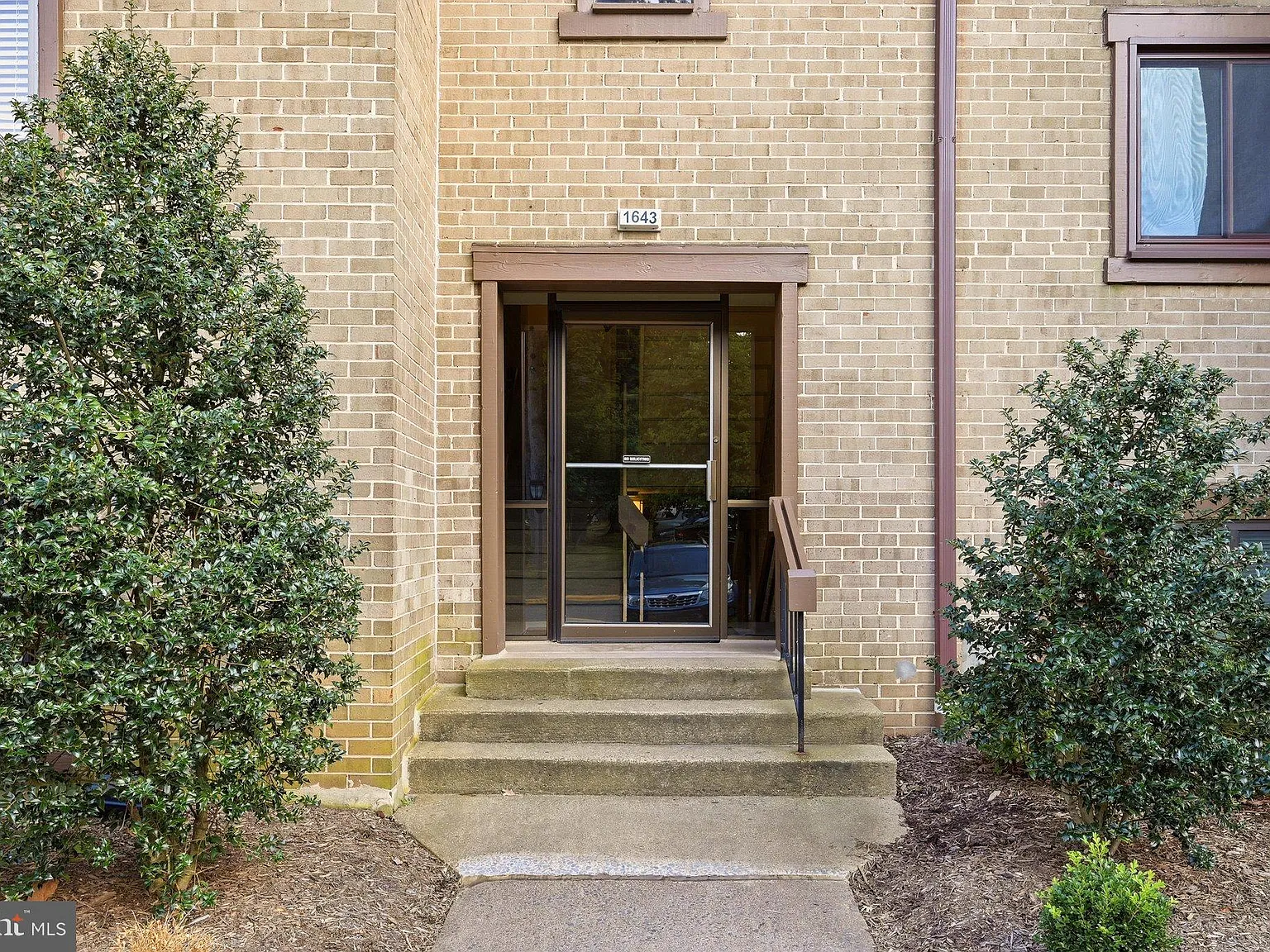 2 bed, 1.0 bath, 1112 sqft, $2,300 — Photo 2