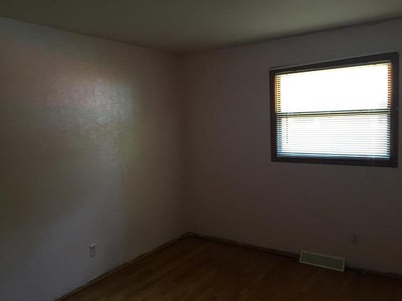 5th image of 260 W Hawthorne St
