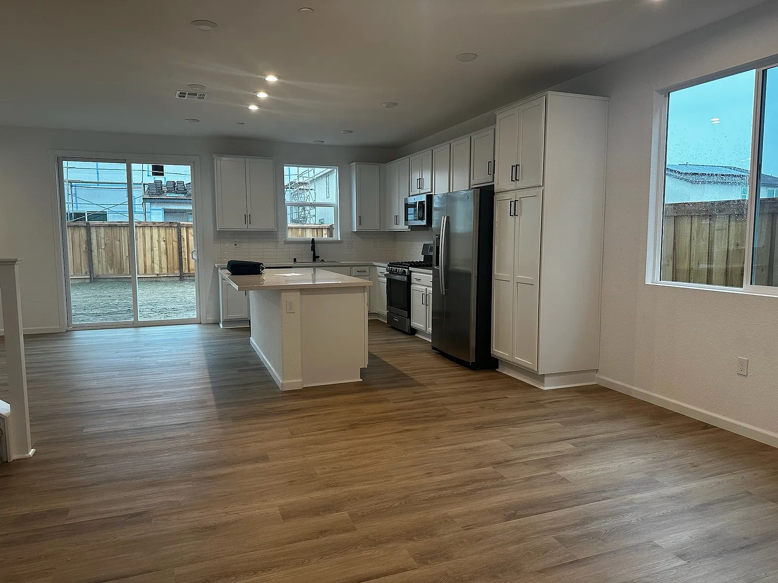 4 bed, 2381 sqft, $3,300 — Photo 2
